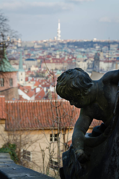 a Rzeźba dominująca nad widokiem starożytnego miasta Pragi, Republika Czeska - Zdjęcie, obraz