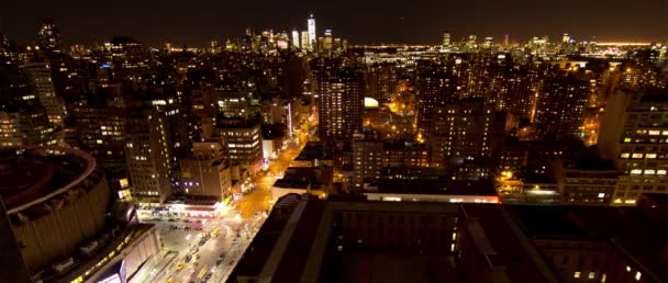 Stadsreflectie op de ramen van de wolkenkrabber. Innovatief, drone. - Video