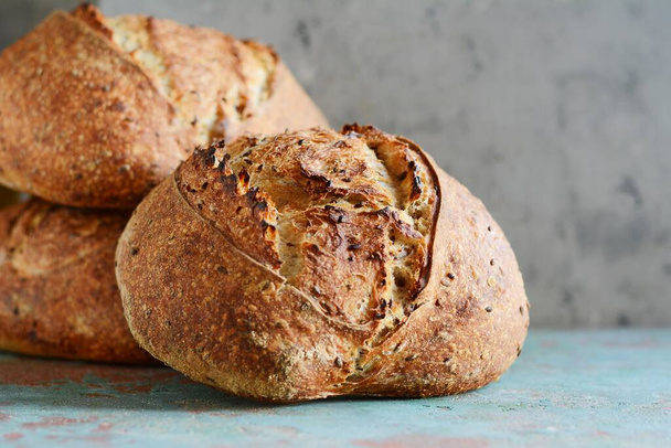 自家製焼きたてのカントリーパンは、小麦と全粒小麦粉で作られています。フレンチ焼きたてパン.  - 写真・画像