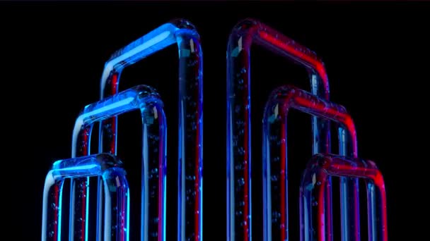 Ein System aus mehreren Rohren, die Flüssigkeit durch sich selbst leiten, ähnlich einem Kühlsystem. 3D-Darstellung - Filmmaterial, Video