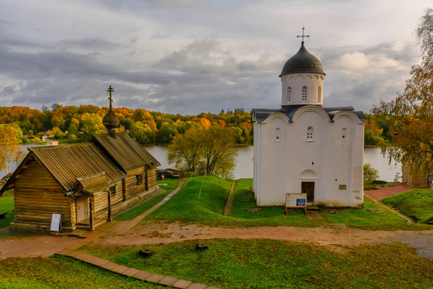 Dmitry Solunskyn ja Georgen kirkot Staraya Laatokan kylässä.  - Valokuva, kuva
