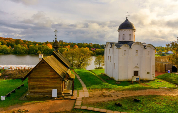Dmitry Solunskyn ja Georgen kirkot Staraya Laatokan kylässä. - Valokuva, kuva