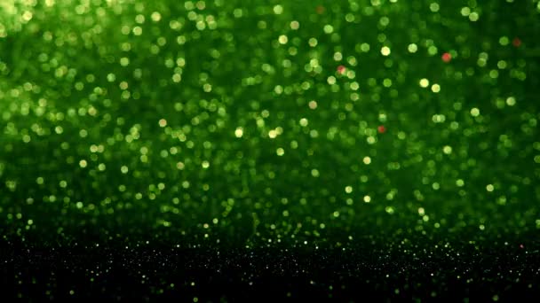 Grüner, dunkler Glitzerhintergrund mit unscharfem und unscharfem Bereich und Reflexionen im Bokeh mit Bewegung - Filmmaterial, Video