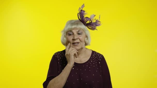 Anciana mayor con expresión meditativa feliz, fantaseando, pensando, haciendo una idea positiva - Imágenes, Vídeo