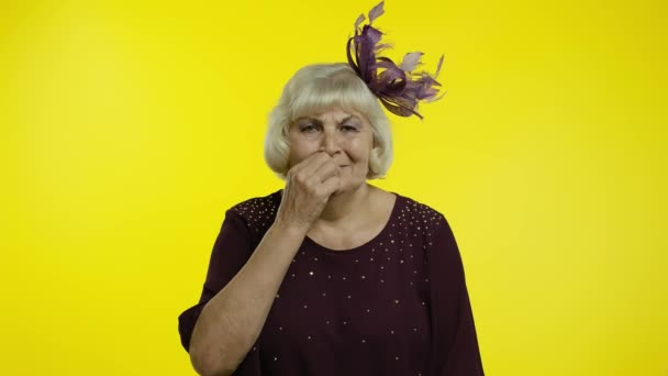 Senior alte Frau Reißverschluss Lippen und Blick verängstigt, Mund zu verbergen verspricht, geheim zu halten, Schweigen - Filmmaterial, Video