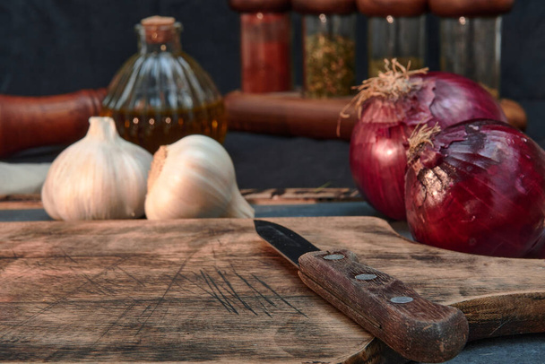 surowe warzywa na kamieniu i drewniany stół do gotowania w zdrowy i naturalny sposób - Zdjęcie, obraz