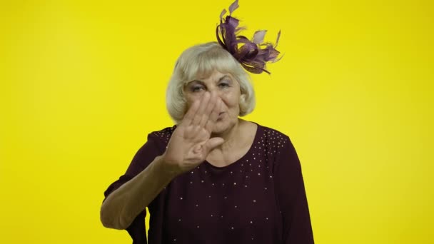 gelukkig senior oud vrouw verzenden lucht vliegen kussen naar camera, demonstreren liefde, romantische emoties - Video
