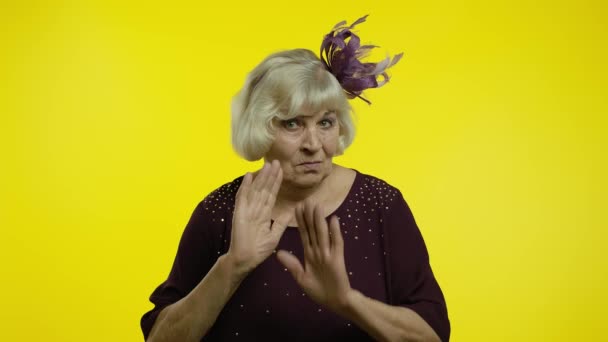 Vieille femme âgée demandant à arrêter et montrant des gestes restrictifs avec les mains mécontentes de quelque chose - Séquence, vidéo