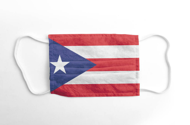 Маска для лица с напечатанным флагом Пуэрто-Рико, на белом фоне, изолированная. - Фото, изображение