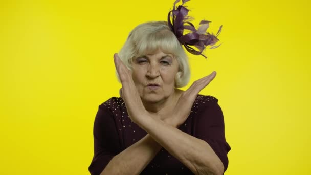 Ηλικιωμένη γυναίκα που ζητά να σταματήσει και να δείξει περιορίζουν τις χειρονομίες με τα χέρια δυσαρεστημένα με κάτι - Πλάνα, βίντεο