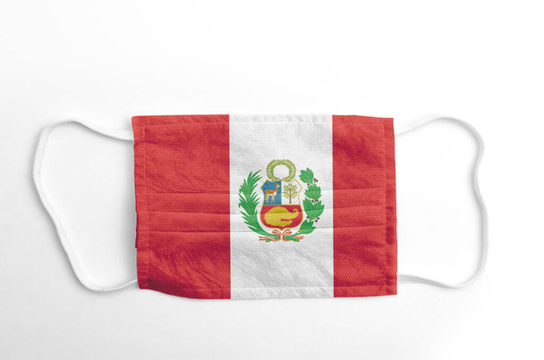 Маска для лица с напечатанным флагом Перу, на белом фоне, изолированная. - Фото, изображение