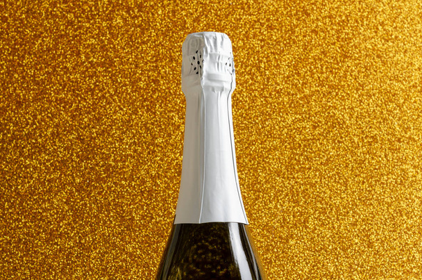 Праздничный фон с бутылкой шампанского - Фото, изображение