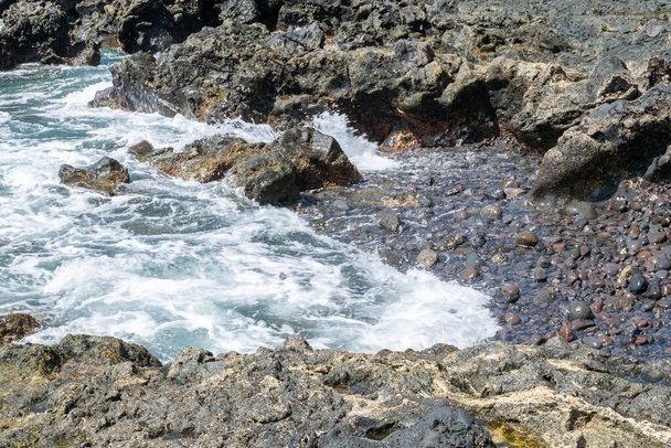 krásná krajina na Lanzarote, kde moře hladí pobřeží sopečných kamenů, Kanárských ostrovů, Španělsko - Fotografie, Obrázek