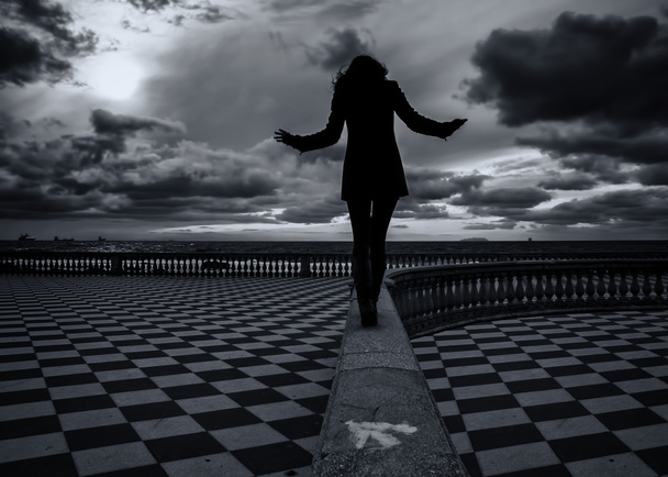 dziewczyna, chodzenie w terrazza mascagni livorno bw - Zdjęcie, obraz