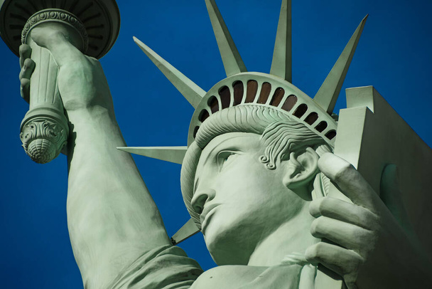 La Statue de la Liberté est une statue colossale en cuivre dessinée par Auguste Bartholdi un sculpteur français a été construite par Gustave Eiffel, dédiée le 28 octobre 1886.. - Photo, image