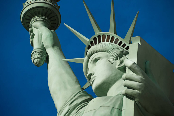Statua Wolności to kolosalny miedziany posąg zaprojektowany przez Auguste 'a Bartholdiego, francuskiego rzeźbiarza Gustave' a Eiffela.Dedykowany 28 października 1886 roku.Jedna z najsłynniejszych ikon 4 lipca USA. - Zdjęcie, obraz