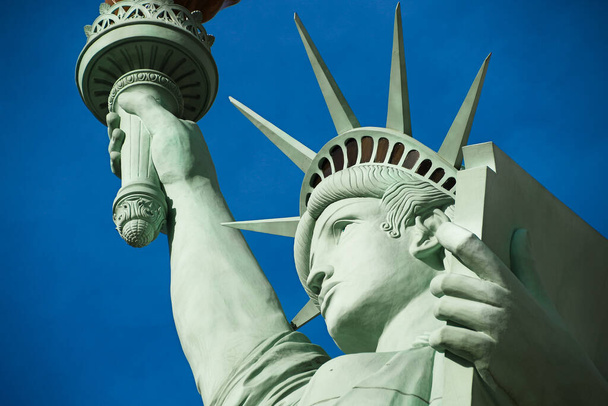 A Estátua da Liberdade é uma estátua de cobre colossal projetada por Auguste Bartholdi um escultor francês foi construído por Gustave Eiffel.Dedicado em 28 de outubro de 1886.Um dos ícones mais famosos do 4 de julho EUA. - Foto, Imagem