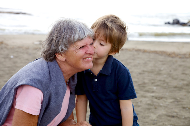 Enfant doux embrassant avec amour grand-mère
 - Photo, image