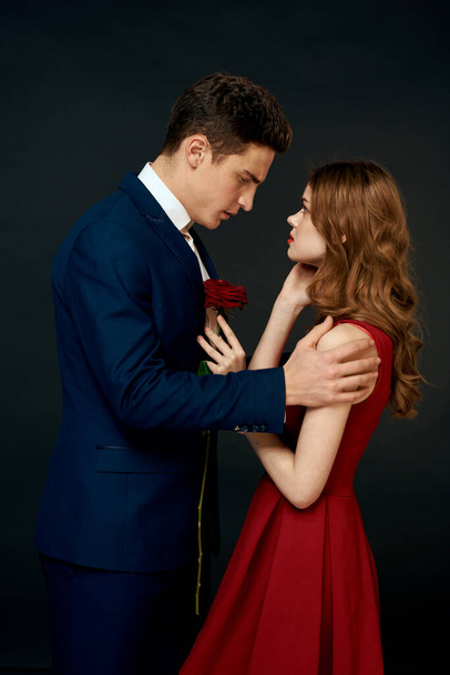 молода пара обіймає чарівність червона троянда відносини чорний фон
 - Фото, зображення