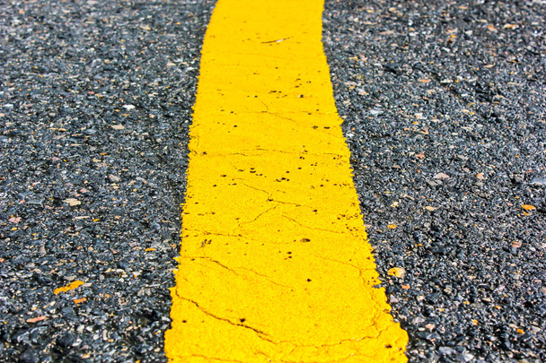 asfalt drogowy żółty linii z bliska tło - Zdjęcie, obraz