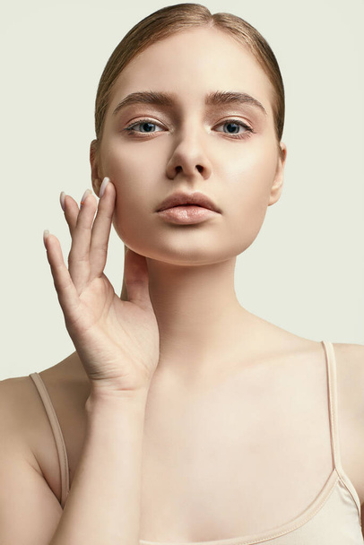Sensual portrait of glamor woman model with clean skin posing on white background in studio - Foto, Bild