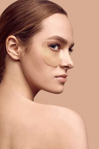 Ritratto ravvicinato di una bruna attraente con macchie cosmetiche sul viso. Studio girato - Foto, immagini
