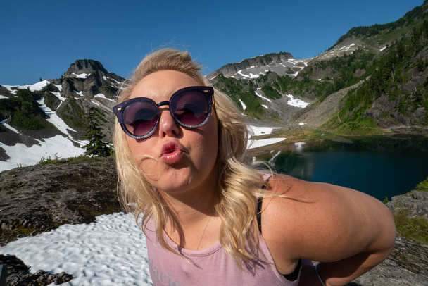 Mujer rubia hace una pose de besos cara de pato en Heather Meadows en el área de Mt Baker del estado de Washington - Foto, imagen