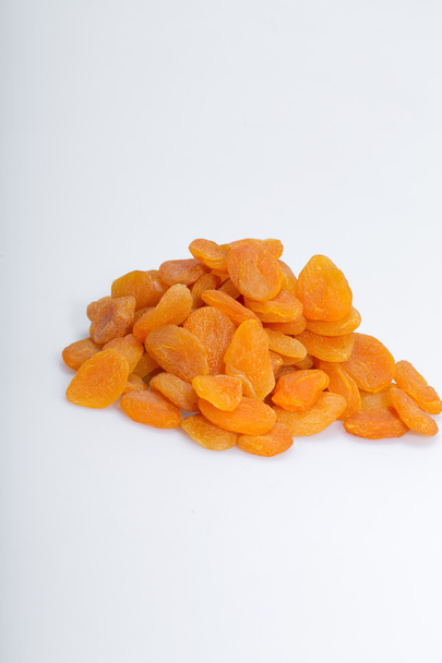 Nahaufnahme eines Haufens getrockneter Aprikosen - Foto, Bild