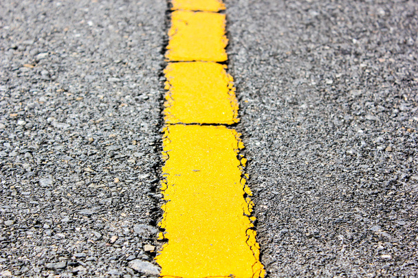 superfície da estrada de asfalto linha amarela close up fundo
 - Foto, Imagem