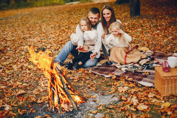 Family with cute kids in a autumn park - Foto, afbeelding