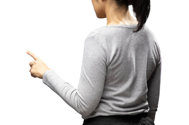 Aasian nainen sormella osoittaa kulumista harmaa t-paita eristetty valkoisella pohjalla - Valokuva, kuva