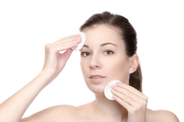 Mujer limpiando su cara - Foto, imagen
