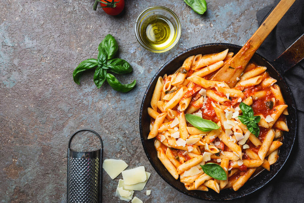 Penne pasta in tomato sauce - Foto, Imagem