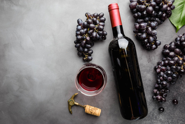 Vin rouge et raisins mûrs - Photo, image