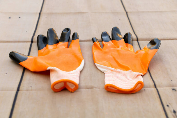 Guantes para la construcción de color naranja, proteger el concepto de las manos - Foto, imagen