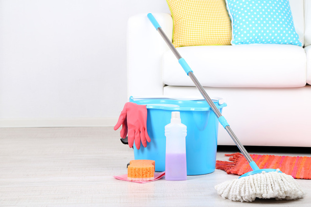 Floor mop and bucket for washing in room - Foto, Bild