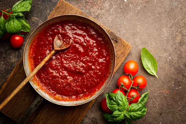 Salsa de tomate con albahaca - Foto, Imagen