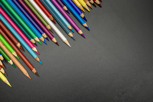 Blackboard school. Education accessories with colorful pencils, chalk, brushes on dark school blackboard. Design Copy Space Supplies. Top View, Flat Lay. - Foto, Bild