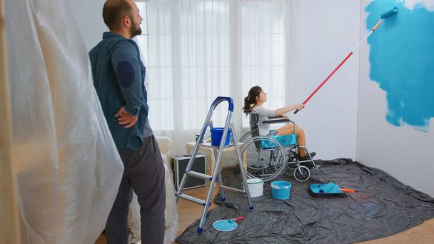Parede de pintura de mulher paralítica - Foto, Imagem