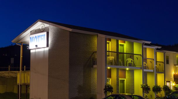 Motel por la noche
 - Foto, imagen