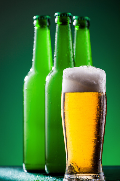 Botellas de cerveza con vaso lleno
 - Foto, Imagen