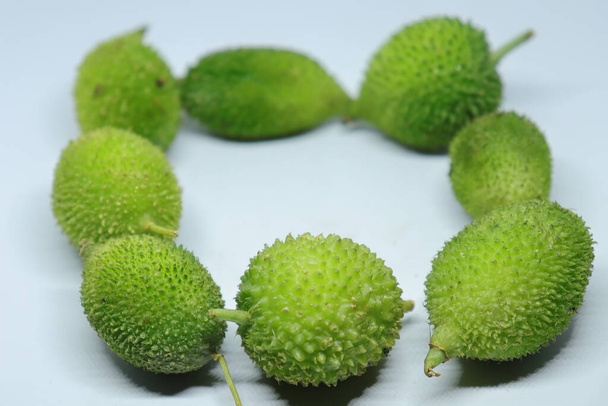 Calabaza espinosa verde fresca o verduras de calabaza de cucharilla sobre fondo blanco - Foto, imagen
