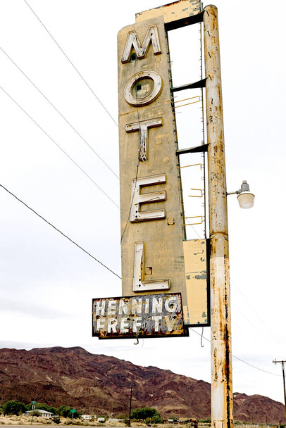 Velho Motel assina ruína ao longo da histórica Rota 66 no meio da Califórnia vasto deserto de Mojave. - Foto, Imagem