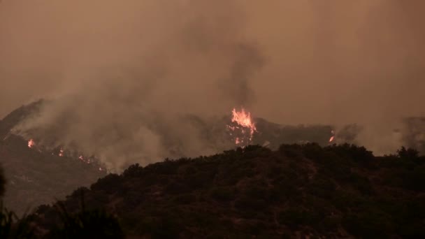Szörnyű füst van Kalifornia levegőjében. Tüzek az Egyesült Államokban 2020-ban, hegyekben, Észak-Los Angelesben. - Felvétel, videó