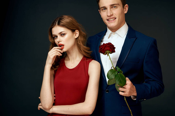 luxusní pár objetí romantika vztah růže přes tmavé izolované pozadí - Fotografie, Obrázek