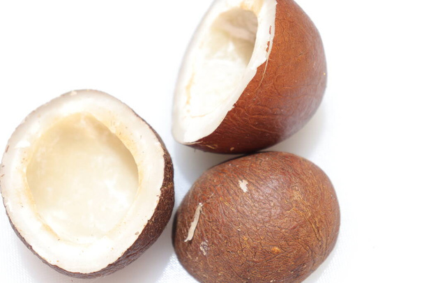 Close-up vista de chips de coco secos no fundo branco na Índia - Foto, Imagem