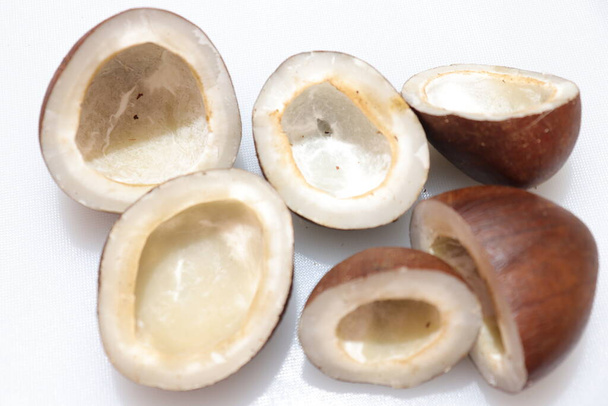 Vue rapprochée des chips de noix de coco séchées sur fond blanc en Inde - Photo, image