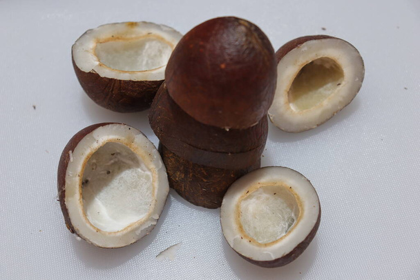 Vue rapprochée des chips de noix de coco séchées sur fond blanc en Inde - Photo, image