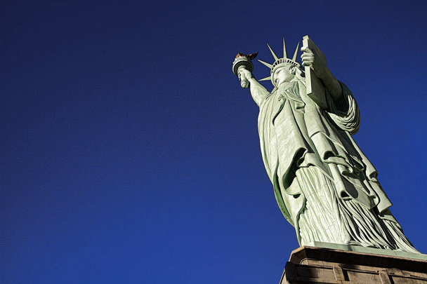 Het Vrijheidsbeeld is een kolossale koperen standbeeld ontworpen door Auguste Bartholdi een Franse beeldhouwer werd gebouwd door Gustave Eiffel.Opgedragen op 28 oktober 1886.Een van de beroemdste iconen van de 4 juli USA. - Foto, afbeelding