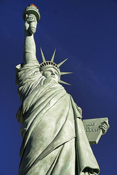 Vapaudenpatsas on valtava kupari patsas suunnitellut Auguste Bartholdi ranskalainen kuvanveistäjä rakensi Gustave Eiffel.Dedicated lokakuuta 28, 1886.One tunnetuimmista kuvakkeet 4 heinäkuu USA. - Valokuva, kuva